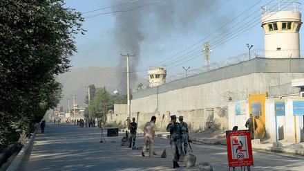 Rauch über Kabul. Erneut kam es zu Anschlägen der Taliban. Bei Schusswechseln mit der Polizei wurden alle Angreifer getötet.