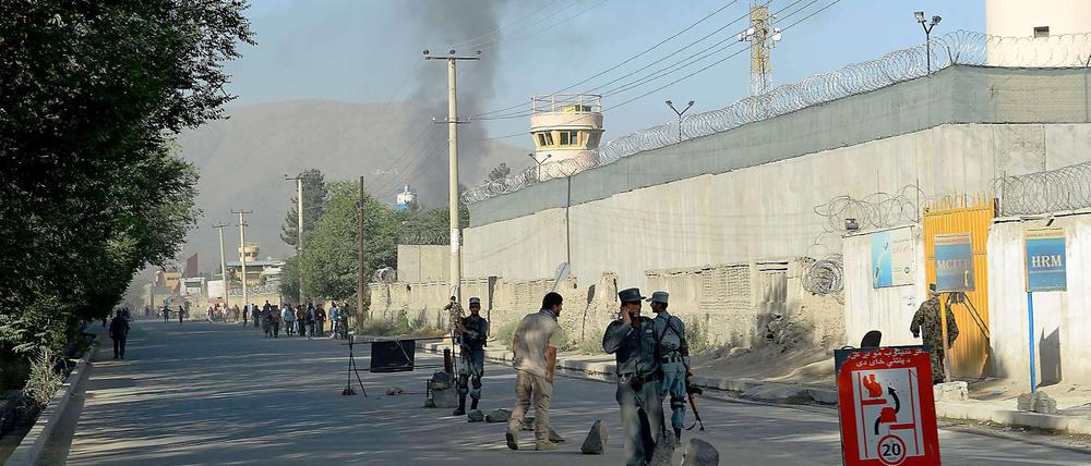 Rauch über Kabul. Erneut kam es zu Anschlägen der Taliban. Bei Schusswechseln mit der Polizei wurden alle Angreifer getötet. 