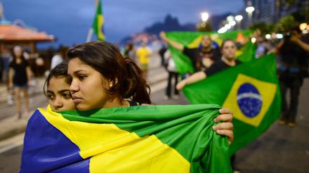 An der Copacabana in Rio de Janeiro protestierten am Wochenende wieder Tausende Brasilianer gegen Korruption und soziale Missstände in ihrem Land. 