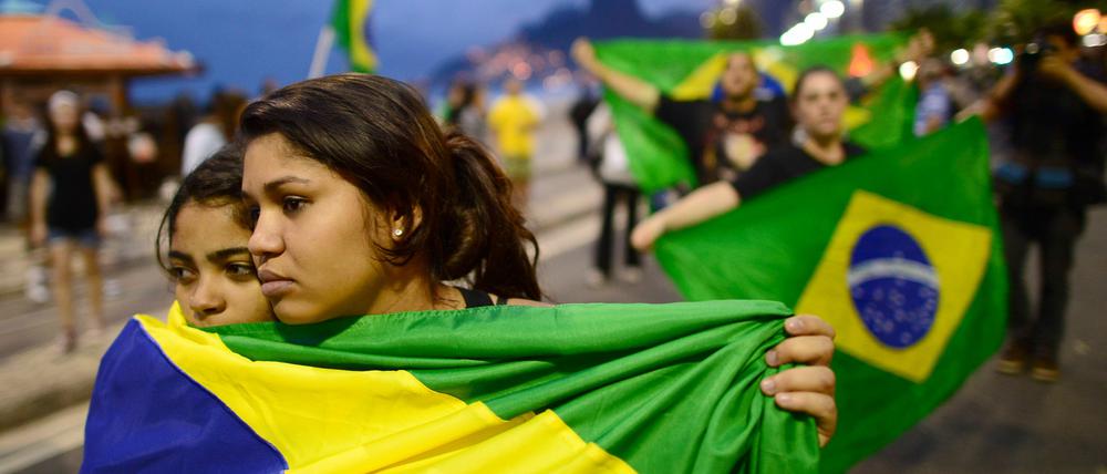 An der Copacabana in Rio de Janeiro protestierten am Wochenende wieder Tausende Brasilianer gegen Korruption und soziale Missstände in ihrem Land. 