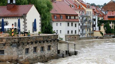 Beängstigend. Das Hochwasser bahnt sich seinen Weg - auch durch Görlitz.