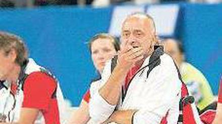 Taktik auf Rädern. Bundestrainer Holger Glinicki an der Seitenlinie.