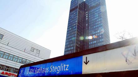 Sanierungsfall. Die südliche Endstation der U9 soll ab 2014 ebenfalls erneuert werden. Die Fahrgäste müssen dann auf S-Bahn oder Busse umsteigen.