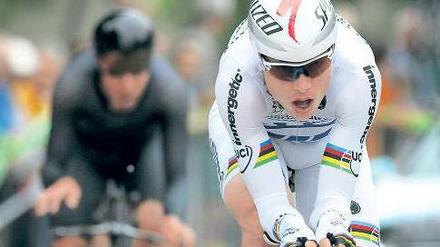 Tony Martin, 28, ist Polizeimeister und lebt in Kreuzlingen in der Schweiz. Der Zeitfahrspezialist ist seit 2008 Radprofi und fährt seine fünfte Tour de France. 2011 und 2012 wurde Martin Weltmeister im Einzelzeitfahren. 2012 gewann er Olympia-Silber. 