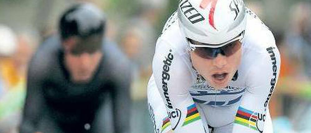 Tony Martin, 28, ist Polizeimeister und lebt in Kreuzlingen in der Schweiz. Der Zeitfahrspezialist ist seit 2008 Radprofi und fährt seine fünfte Tour de France. 2011 und 2012 wurde Martin Weltmeister im Einzelzeitfahren. 2012 gewann er Olympia-Silber. 