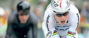 Tony Martin, 28, ist Polizeimeister und lebt in Kreuzlingen in der Schweiz. Der Zeitfahrspezialist ist seit 2008 Radprofi und fährt seine fünfte Tour de France. 2011 und 2012 wurde Martin Weltmeister im Einzelzeitfahren. 2012 gewann er Olympia-Silber. 