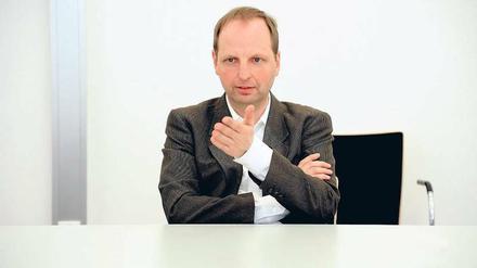 Auch als reicher Unternehmer kann man Verbraucher schützen, sagt der Senator. 
