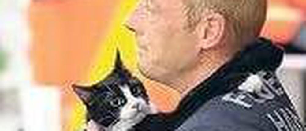 Sicher im Trockenen. Die Feuerwehr rückt auch für Tiere aus. Foto: dpa