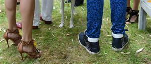 Nicht nur die Models vertreten sich die Beine auf dem Grün, auch die Mode soll grüner werden.