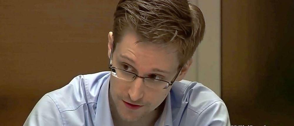 24.12.2013: Ein halbes Jahr nachdem Edward Snowden mit seinen Enthüllungen in die Öffentlichkeit traf, gibt er der Washington Post ein Interview. Darin spricht er über seine Motive und kündigt an, weiterhin für die NSA zu arbeiten.