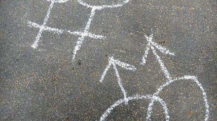 Zwei Frauenzeichen und Zwei Männerzeichen mit Kreide auf die Straße gemalt