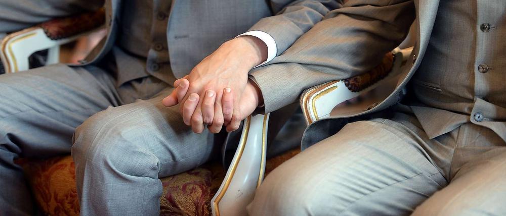 zwei Männer halten Händchen