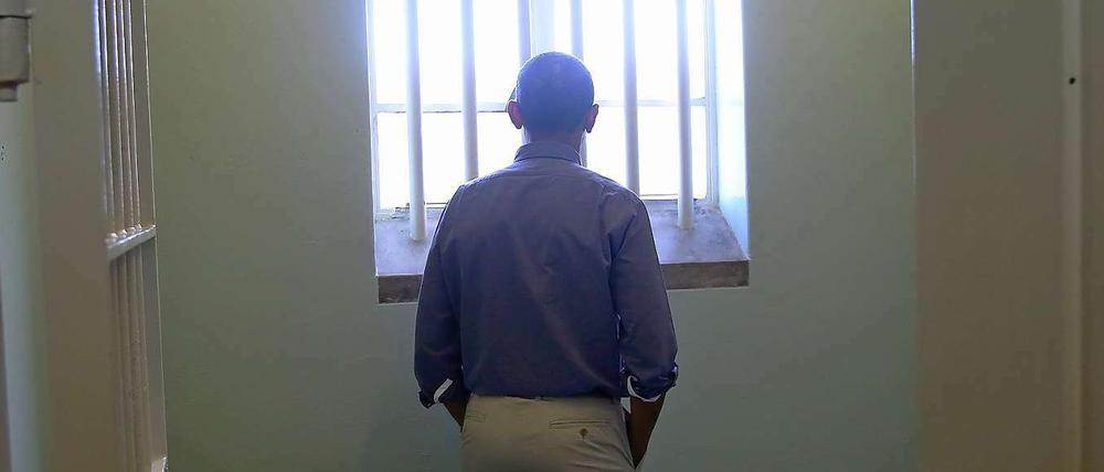 Barack Obama in der ehemaligen Zelle Nelson Mandelas im Gefängnis auf Robben Island.
