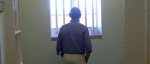 Barack Obama in der ehemaligen Zelle Nelson Mandelas im Gefängnis auf Robben Island.