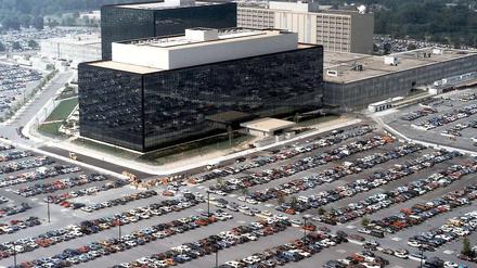 6. Juni 2013: Zeitungen in den USA und Großbritannien berichten vom geheimen Spähprogramm "Prism", mit dem sich der Nachrichtendienst NSA der US-Regierung über die Computer von Internet-Firmen wie Google und Microsoft Zugang zu Videos, Fotos, E-Mails und Kontaktdaten verschafft. Die Berichte berufen sich auf einen namentlich nicht genannten Informanten. Das Foto zeigt die NSA-Zentrale in Fort Meade, Maryland. 