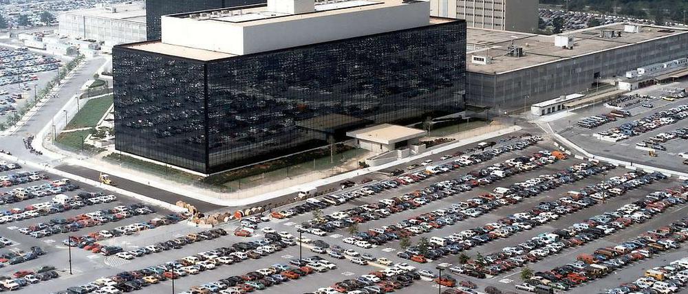 6. Juni 2013: Zeitungen in den USA und Großbritannien berichten vom geheimen Spähprogramm "Prism", mit dem sich der Nachrichtendienst NSA der US-Regierung über die Computer von Internet-Firmen wie Google und Microsoft Zugang zu Videos, Fotos, E-Mails und Kontaktdaten verschafft. Die Berichte berufen sich auf einen namentlich nicht genannten Informanten. Das Foto zeigt die NSA-Zentrale in Fort Meade, Maryland. 