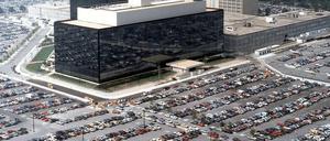 6. Juni 2013: Zeitungen in den USA und Großbritannien berichten vom geheimen Spähprogramm "Prism", mit dem sich der Nachrichtendienst NSA der US-Regierung über die Computer von Internet-Firmen wie Google und Microsoft Zugang zu Videos, Fotos, E-Mails und Kontaktdaten verschafft. Die Berichte berufen sich auf einen namentlich nicht genannten Informanten. Das Foto zeigt die NSA-Zentrale in Fort Meade, Maryland. 