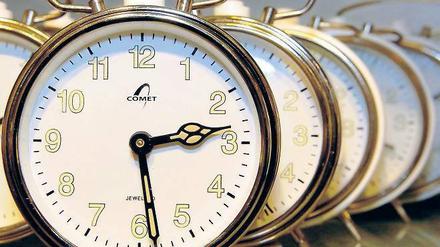 Die Uhr tickt. Wer sein Leben der Arbeit unterordnet, verkümmert irgendwann zu einem Mensch ohne Persönlichkeit. Darum ist es so wichtig, dass auch Führungskräfte lernen, die Arbeit zu reduzieren. Foto: dpa