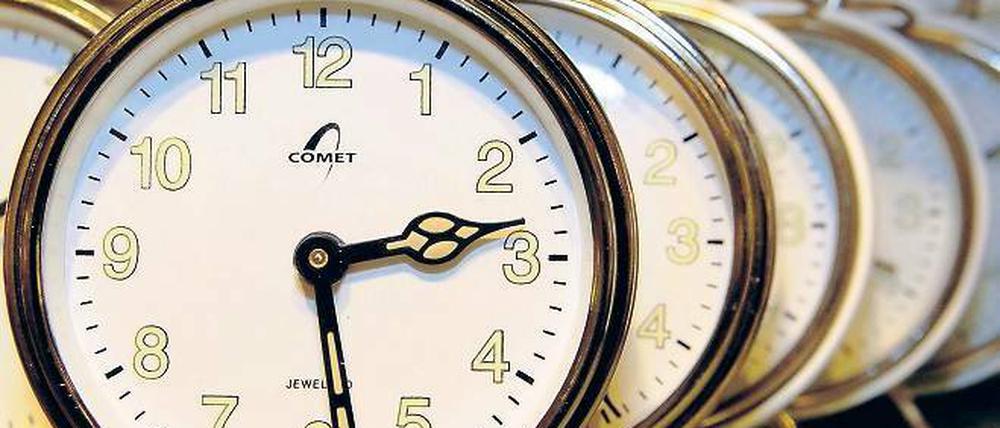Die Uhr tickt. Wer sein Leben der Arbeit unterordnet, verkümmert irgendwann zu einem Mensch ohne Persönlichkeit. Darum ist es so wichtig, dass auch Führungskräfte lernen, die Arbeit zu reduzieren. Foto: dpa