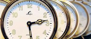 Die Uhr tickt. Wer sein Leben der Arbeit unterordnet, verkümmert irgendwann zu einem Mensch ohne Persönlichkeit. Darum ist es so wichtig, dass auch Führungskräfte lernen, die Arbeit zu reduzieren. Foto: dpa
