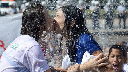 küssende Frauen in Brunnen 