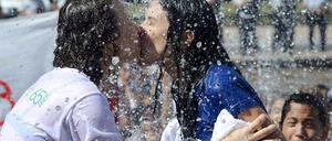 küssende Frauen in Brunnen