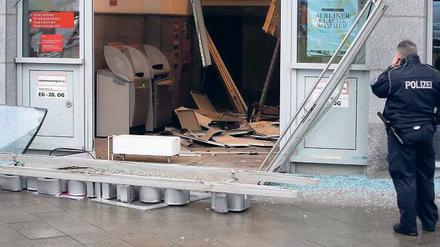 Selbstbedienung: Ein Polizist steht vor der Sparkassenfiliale in der Leipziger Straße, wo am Dienstag zwei Geldautomaten gesprengt wurden. Die Täter entkamen mit unmarkierten Scheinen. Die Farbpatronen hatten nicht ausgelöst. Der Sachschaden ist hoch.