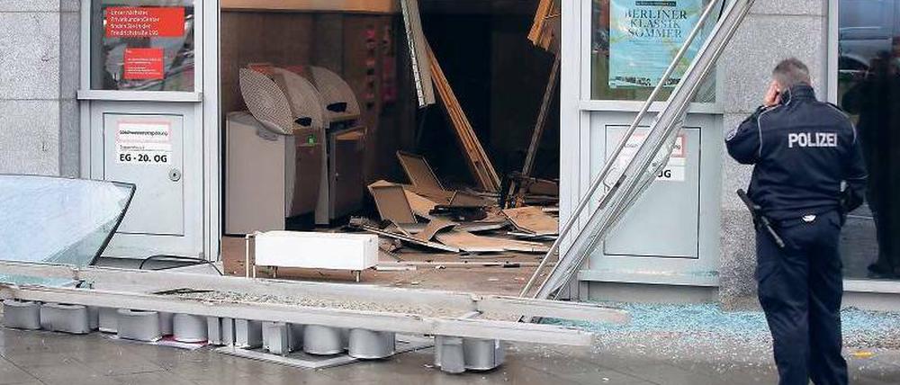 Selbstbedienung: Ein Polizist steht vor der Sparkassenfiliale in der Leipziger Straße, wo am Dienstag zwei Geldautomaten gesprengt wurden. Die Täter entkamen mit unmarkierten Scheinen. Die Farbpatronen hatten nicht ausgelöst. Der Sachschaden ist hoch.