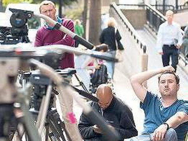 Kameraleute in London richten sich vor der Klinik ein.