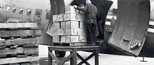 Alles Gute kommt von oben. US-Soldaten entladen auf diesem Foto aus dem Jahr 1948 eines der als „Rosinenbomber“ berühmt gewordenen Flugzeuge. Foto: AFP