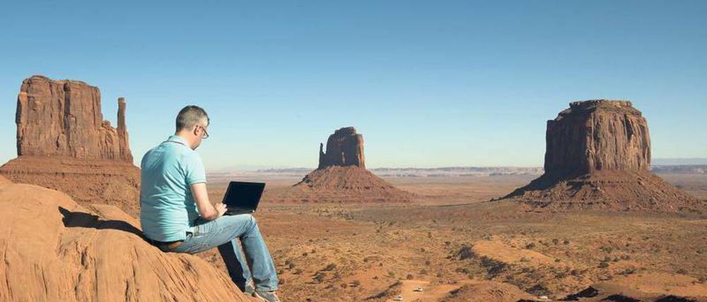 Generation Y. Freude und Selbstverwirklichung sind ihnen wichtiger als Gehalt und Status. Sie wollen frei sein, die Welt bereisen und ihr Leben nicht komplett dem Job unterordnen. Das Aufwachsen mit Internet, Computer und Handy hat ihre Einstellung zur Anwesenheitskultur in deutschen Büros verändert. Foto: fotolia