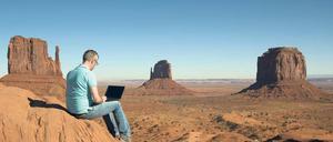 Generation Y. Freude und Selbstverwirklichung sind ihnen wichtiger als Gehalt und Status. Sie wollen frei sein, die Welt bereisen und ihr Leben nicht komplett dem Job unterordnen. Das Aufwachsen mit Internet, Computer und Handy hat ihre Einstellung zur Anwesenheitskultur in deutschen Büros verändert. Foto: fotolia