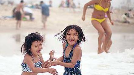 Da bleibt nur der Sprung ins Wasser. Kinder am Strand von Santa Monica. Foto: Reuters