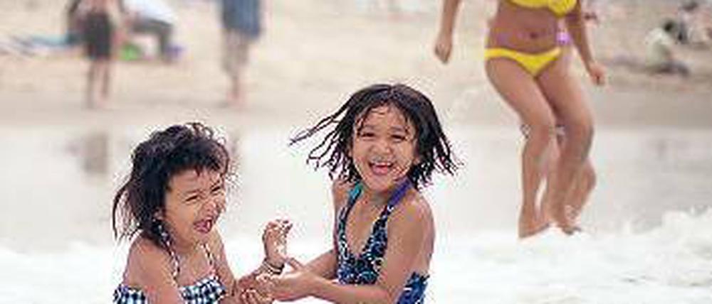 Da bleibt nur der Sprung ins Wasser. Kinder am Strand von Santa Monica. Foto: Reuters
