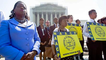 Bürgerrechtsaktivisten protestieren vor dem Supreme Court, der den Voting Rights Act für unzeitgemäß erklärt hat.