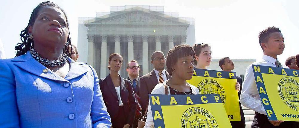 Bürgerrechtsaktivisten protestieren vor dem Supreme Court, der den Voting Rights Act für unzeitgemäß erklärt hat.