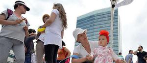 In Bosnien demonstrierten etwa 1000 Menschen vor dem Parlament. Sie verlangen von den Abgeordneten ein Ende des politischen Stillstands.
