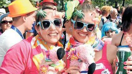 Partnerlook. Elena und Isabel feiern mit ihren Stoff-Flamingos bei dem „Festival der Liebe“ auf der Reeperbahn. Foto: dpa