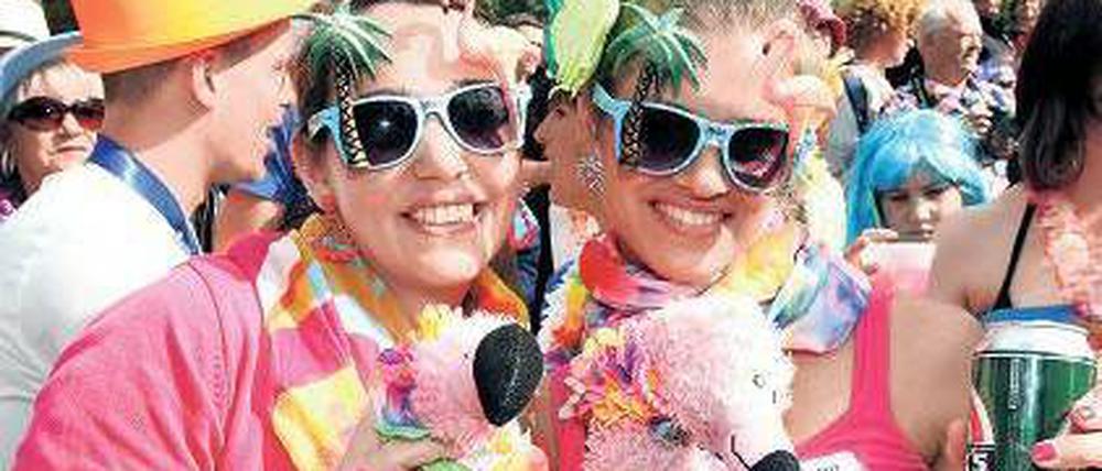 Partnerlook. Elena und Isabel feiern mit ihren Stoff-Flamingos bei dem „Festival der Liebe“ auf der Reeperbahn. Foto: dpa