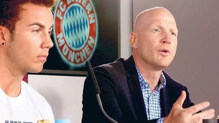 Zeit zum Zuhören. Bei seiner Vorstellung in München hat Mario Götze gleich Komplimente von seinem neuen Arbeitgeber bekommen. Sportvorstand Matthias Sammer (rechts) nannte ihn „einen der herausragenden Spieler auf dieser Welt“.