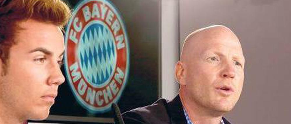 Zeit zum Zuhören. Bei seiner Vorstellung in München hat Mario Götze gleich Komplimente von seinem neuen Arbeitgeber bekommen. Sportvorstand Matthias Sammer (rechts) nannte ihn „einen der herausragenden Spieler auf dieser Welt“.