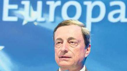 Skeptisch. EZB-Präsident Draghi bekräftigte seinen geldpolitischen Kurs in Berlin. 