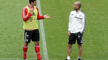 Mario Gomez mit Pep Guardiola, der wohl nicht lange sein Trainer bleiben wird.