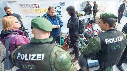 Einsatz. Am Sonntagmorgen um fünf Uhr kam die Polizei und brachte die Hungerstreikenden in Krankenhäuser. Das Zeltlager wurde aufgelöst. Foto: Peter Kneffel/dpa