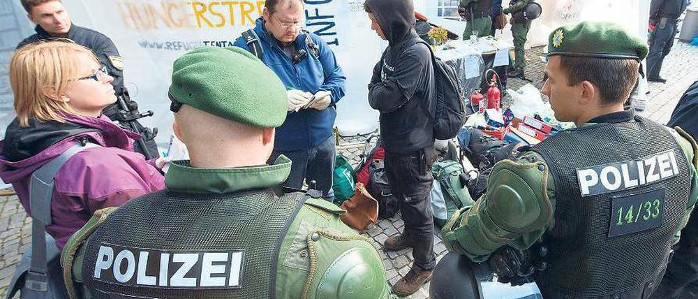 Einsatz. Am Sonntagmorgen um fünf Uhr kam die Polizei und brachte die Hungerstreikenden in Krankenhäuser. Das Zeltlager wurde aufgelöst. Foto: Peter Kneffel/dpa
