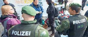 Einsatz. Am Sonntagmorgen um fünf Uhr kam die Polizei und brachte die Hungerstreikenden in Krankenhäuser. Das Zeltlager wurde aufgelöst. Foto: Peter Kneffel/dpa