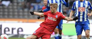 Sören Brandy behauptet im roten Trikot des MSV Duisburg den Ball gegen zwei Hertha-Spieler.