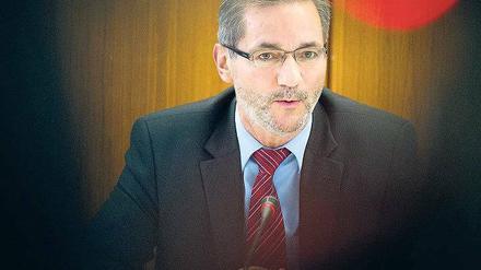 Angeschlagen. An diesem Donnerstag will Matthias Platzeck – hier auf einem Archivfoto aus dem März diesen Jahres – seinen Dienst in der Potsdamer Staatskanzlei wieder antreten. Foto: dpa