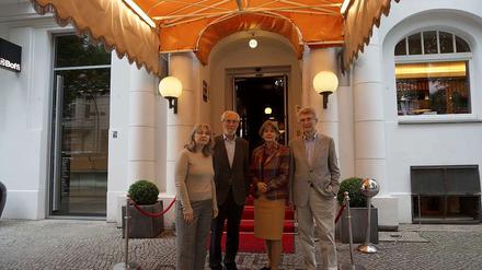 Bündnis für das Baudenkmal. Elisabeth Ziemer und Agnete von Specht (li., 2.v.r.) vom Verein „Denk mal an Berlin“ mit dem Historiker Reinhard Rürup und Gutachter Dietrich Worbs (re.).