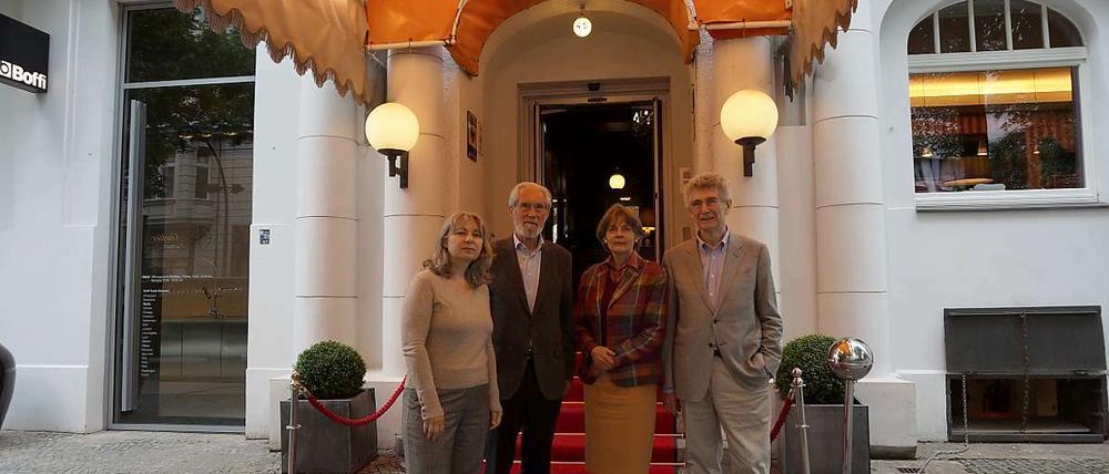Bündnis für das Baudenkmal. Elisabeth Ziemer und Agnete von Specht (li., 2.v.r.) vom Verein „Denk mal an Berlin“ mit dem Historiker Reinhard Rürup und Gutachter Dietrich Worbs (re.).
